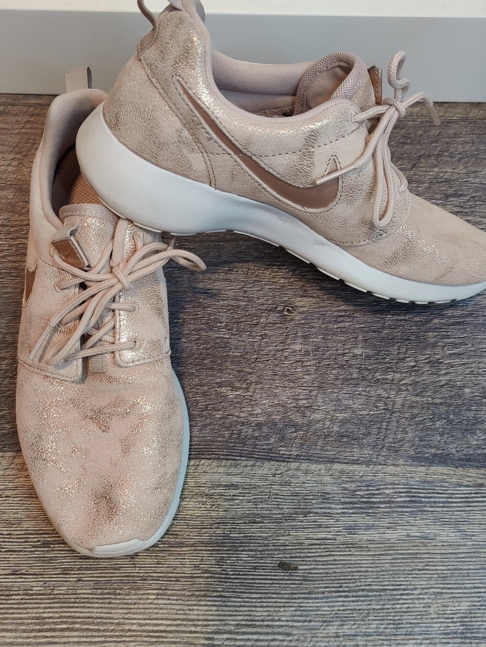 Nike Roshe Rose Gold Metallic Sneakers Women’s Size 6